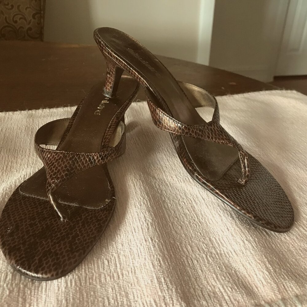 FABULAIRE:BROWN FAUX SNAKE SKIN SANDALS SIZE 9